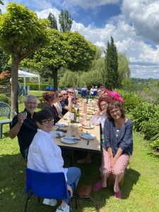 Groupe de personnes reçu aux Jardins de Cinquantie à Castetbon