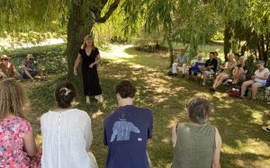 Compte sous le saul pleureur aux Jardins de Cinquantie